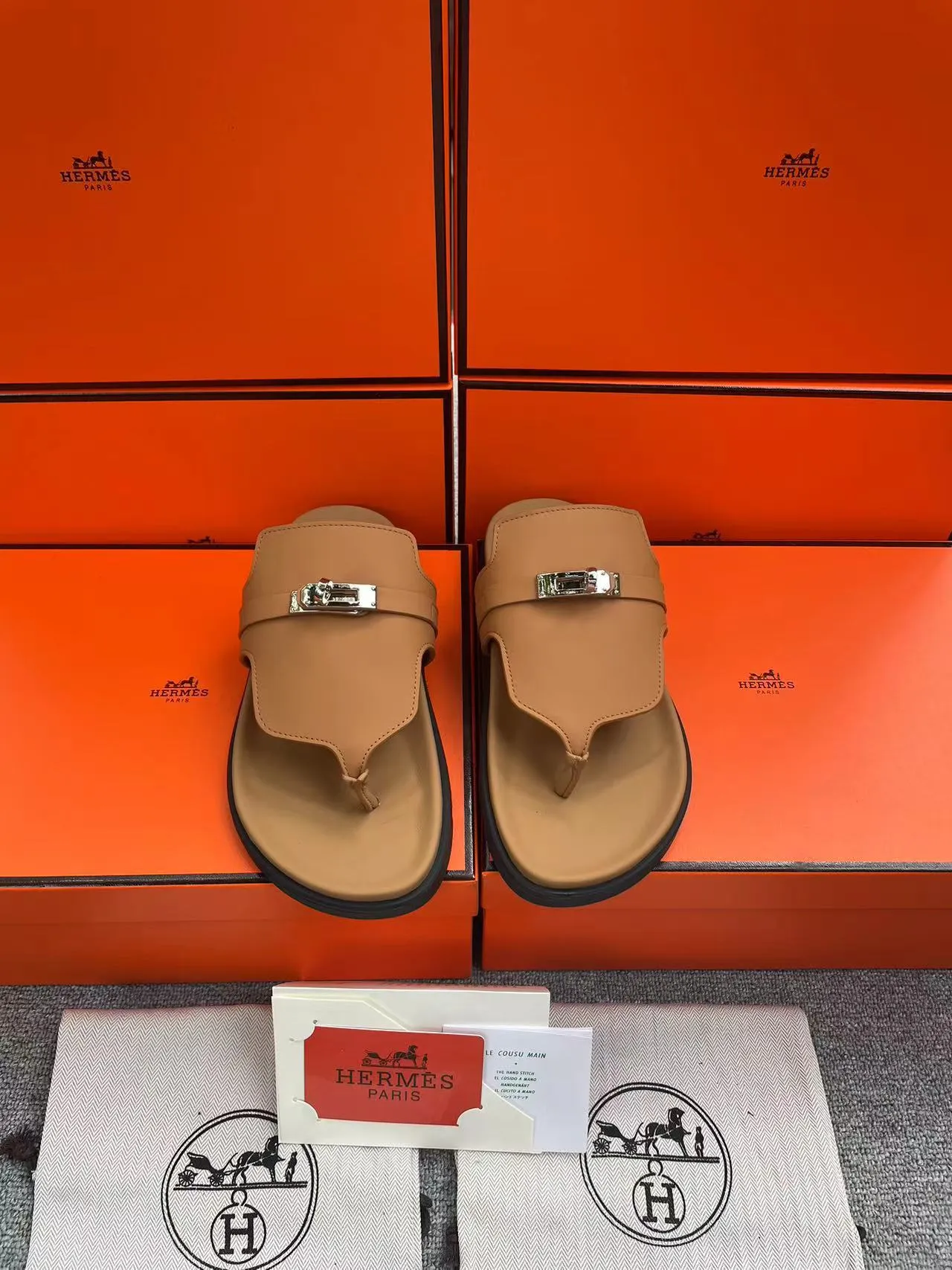 👟👟Ex-factory price 480👟👟, H HERMES is the same style for men and women, the couple's second uncle shoes that have become very popular recently - sandals, paired with various colorful socks, very trendy ✅Upper: imported mixed sheepskin and deerskin ✅Inner: imported mixed sheepskin ✅Outsole: Tpu non-slip and wear-resistant outsole ✅Size: women's 35-42. Male 38-46